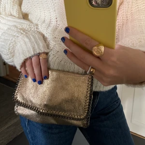 Guldig kedje väska - Säljer denna väska jag haft i flera år men som knappt blivit använd🥰 råkade sätta budgivning på den andra 