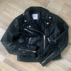 Skinnjacka, Mango (XS) - Skinnjacka från Mango, XS. Nyskick!