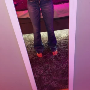 Ett par low jeans som är butkatade i blå - Jeans i blå som är jätte fina men inte min stil.