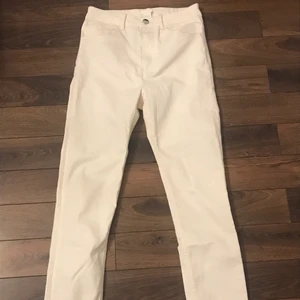 Vita jeans  - Ett par väldigt fina jeans, dom är högmidjade. Använda några gånger.