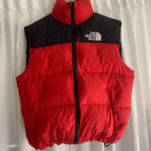 North face väst  - Säljer min röda puffiga väst från the north face! Fick den av min mormor, alltså vet jag inte om den är äkta eller ej, därav priset 🤍 storlek M men mer som S/M 🚫BUDA I KMT🚫 BUDGININGEN AVSLUTAS kl 22