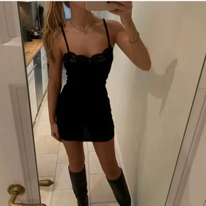 Svart spetsklänning - Säljer då den va för stor på mig i midjan och runt bysten. Som referens är jag xxs i toppar. Hade suttit jättebra på en större XS eller S. Fint skick och passar perfekt till fest. (Bilder lånade från förra säljaren)