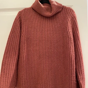 Stickad tröja med polokrage - Stickad tröja med polokrage från Na-kd i storlek S. Frakt ingår ej i priset. 