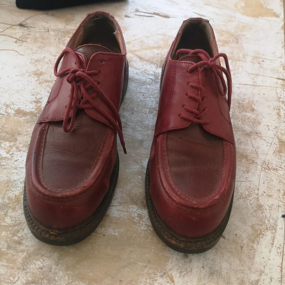 Super snygga röda skinn skor . Skor.