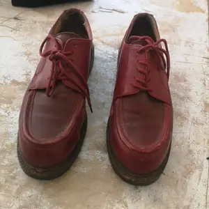 Super snygga röda skinn skor 