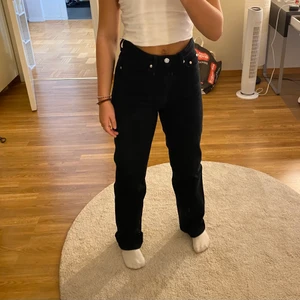 Straight leg - Säljer dessa fina svarta jeans pga att jag har andra par som jag använder mer. De är från Weekday. Frakten ingår ej