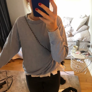 Blå sweatshirt - Fin ljusblå sweatshirt från asos i storlek 36! Priset går att diskutera, frakten ingår ej i priset