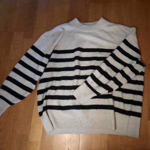En radig populär tröja från H&m i begagnat skick i storlek L.