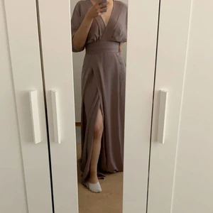 Festklänning  - Festklänning med Knut bakom använd endast en gång frakt tillkommer 