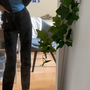 LEVIS 70s straight Highwaist - Intressekoll på dessa super snygga Levis jeansen köpta för ca en månad sedan! Knappt använda, endast testade. Är i deras nya modell ”70s Straight Highwaist” och är verkligen de perfekta raka Jeansen för dig som är lång och smal. ❤️ Köpta för ca 1400kr. Är du intresserad så kontakta mig så kan vi diskutera pris. Dom är helt nya alltså aldrig använda. Säljer då jag inte kan lämna tillbaka dem!