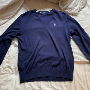 Ralph lauren - Använd 1 gång. Storleken är L fast för barn så funkar som XS eller S. Färgen är marinblå. Ordinarie pris ca 1599k. Nypris ligger på 350kr.
