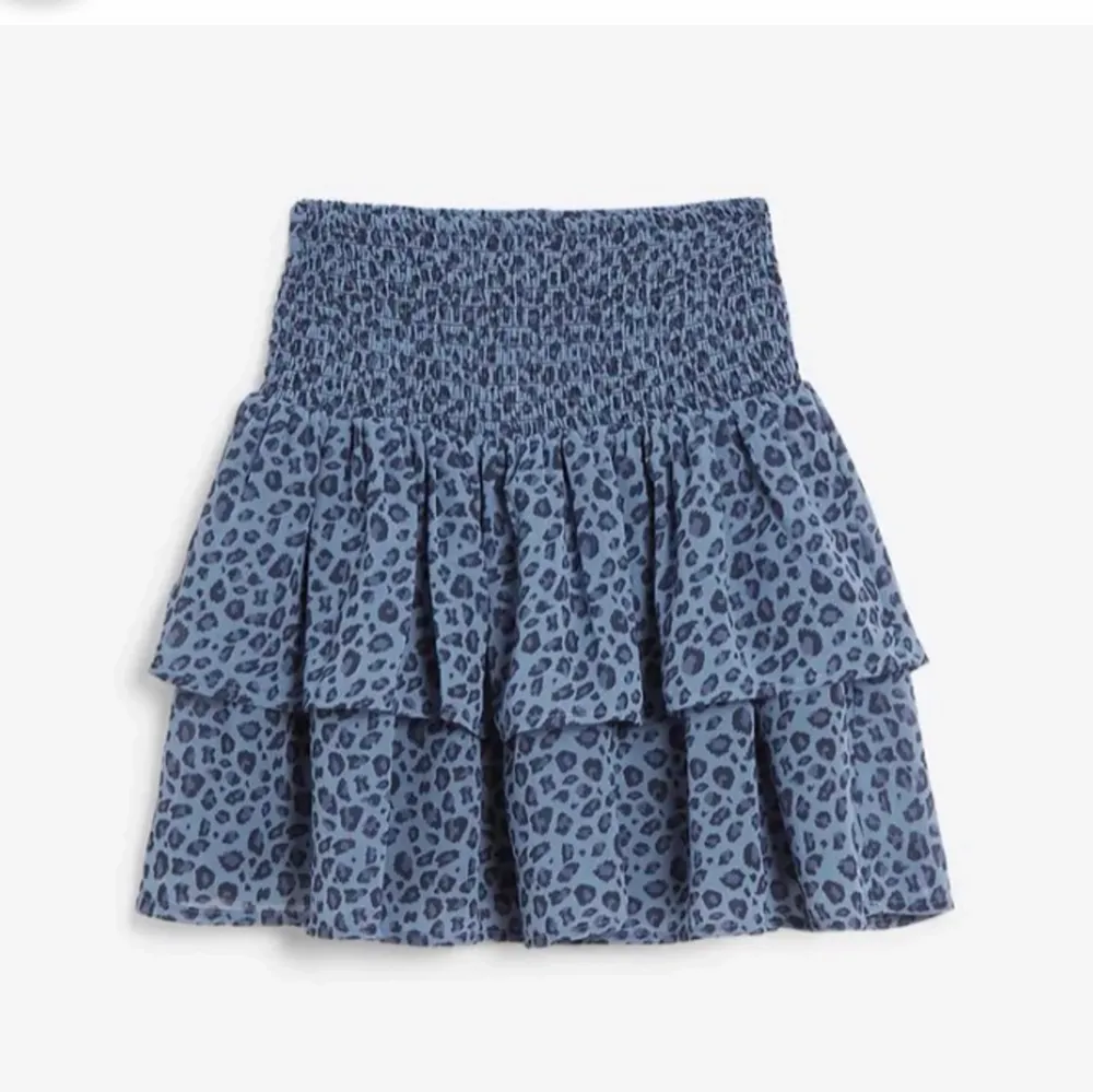 Säljer denna superfina och trendiga blåa leopard kjol. Köpt på plick i sommars men är superbra skick!💗 säljer pga att jag inte kommer använda igen tror jag. Barnstorlek 170💗 alla bilder är lånade så skriv för egna!. Kjolar.