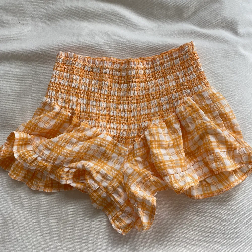 Orangea shorts i storlek M från bershka🤪🧡 aldrig använda så jättefräsha!! Säljer pga att de ej kommer till användning😢😢Köpare står för frakt!. Shorts.