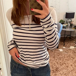 Randiga tröjor - !RÅKADE RADERA FÖRRA ANONSEN! Två mörkblå randiga tröjor från H&M säljes för ett paketpris på 150kr!💖💕(Om ni vill ha tröjorna postade så står ni även för frakten)