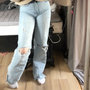 Jeans  - Säljer mina Zara jeans pågrund av att dom knappt kommer till användning. Jätte fina följer ens kroppsbyggnad. Det är storlek XS men jag som har S i vanliga fall passar dom bra på. 