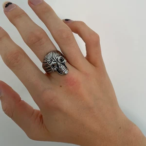 Dödskallering  - Fett cool dödskallering, nyskick. Inte äkta silver eller stål. Passar ifall man har lite tjockare fingrar. Frakt tillkommer 