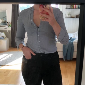 Skjorta från Bik bok - Vit och marinblå skjorta. Jätteskönt material. Fint skick. Strl S. Jag har M i storlek, så lite för liten för mig.