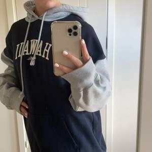 Säljer min jätte fina Brandy Melville hoodie som är använd ett fåtal gånger, finns ingen direkt storlek men jag skulle säga att den är i storlek M ungefär (väldigt oversize) säljer pågrund av att den inte kommer till användning längre!💞frakt ingår inte!