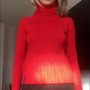 Röd stickad polotröja  - Jättehöstig röd stickad polotröja, den är aldrig använd. Jag är lite osäker på färgen då det är en klarröd färg men den är superfin och har fin passform💕 frakt 79💕