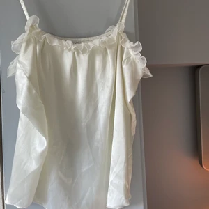 Satin linne  - 🤍 Jätte gulligt benvitt satin linne från Lisbeth Dahl! 