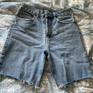 Jeansshorts  - Skitsnygga shorts som dessutom är väldigt sköna! Jag på sista bilden är 161 cm lång😊❤️ köpa second hand för 300kr