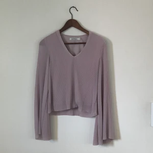 Blus - Rosa/lila blus från Carin Wester. Storlek 38. Nyskick. Skicka gärna ett meddelande vid frågor!