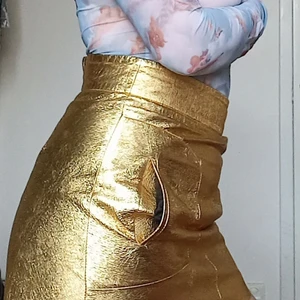 Skinnkjol från Zara strl. S - Superfin kjol i äkta skinn. Jag fick den av mamma när jag var liten, men har tyvärr växt ur den, men har bara använt den några gånger. Skulle säga att den passar storlek 34 och 36 men en 38 går nog också bra🙂 Den är även fodrad så man slipper att den fastnar på huden, hehe.