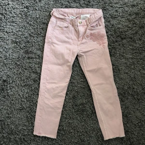 Rosa Jeans med blommor - Rosa Jeans med blommor i strl 128, säljer pga för små. 