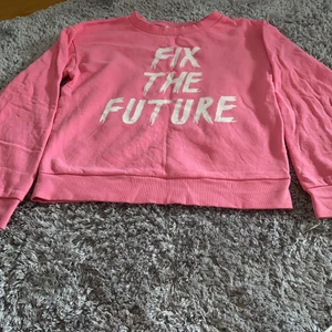 Rosa tröja med text  - Det är en rosa tröja med vit text på som jag aldrig använt
