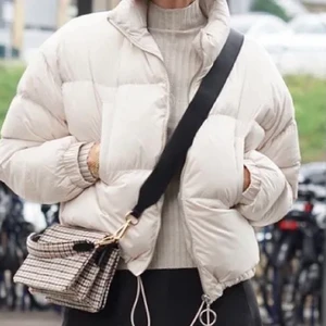 Line of Oslo; dunjacka - Ljusbeige/off white dunjacka från Line of Oslo i storlek M. Perfekt oversize-fit på mig som annars har S :) Endast använd en höst så i jättefint skick! Köptes för 1999kr på Boozt och är nu slutsåld. Skriv privat för fler bilder eller vid eventuella frågor <3