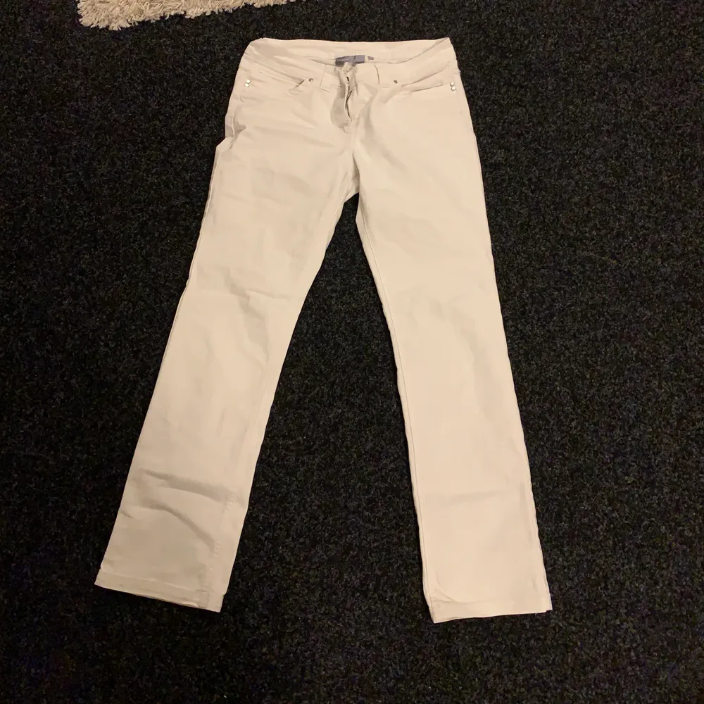 Vita lågmidjade jeans som tyvärr är för långa på mig🥺🥺. Jeans & Byxor.