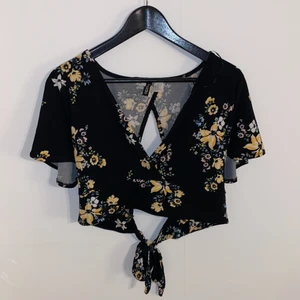 Kort top M - Säljer denna korta topp ifrån hm. Den har öppen rygg med knytning. Så man kan bestämma själv hur tajt man vill att den ska sitta. Pris 50kr + frakt🌸
