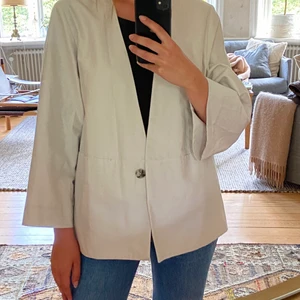 Cos jacka  - Jättefin tunn jacka, lite kimono style, har aldrig använt den men klippte av lapparna ändå. 