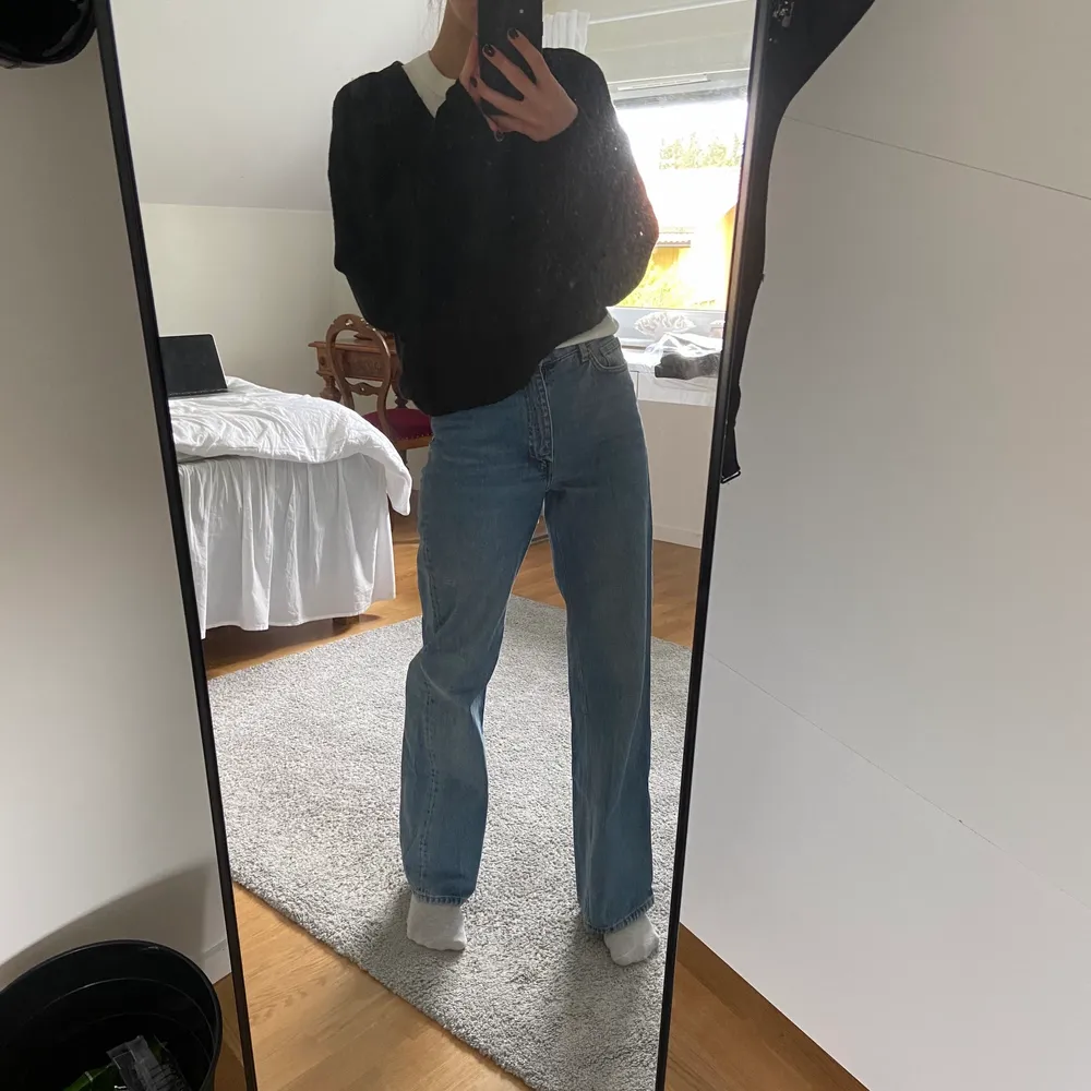 Säljer dessa jeans från monki som är super trendiga, i str 25 och skulle säga att det är true to size🤍🤍 Pris kan diskuteras vid snabb affär, byxorna är i princip i nyskick🤍 Köparen står för eventuella fraktkostnader. Jeans & Byxor.