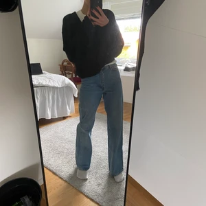 BYXOR/JEANS FRÅN MONKI - Säljer dessa jeans från monki som är super trendiga, i str 25 och skulle säga att det är true to size🤍🤍 Pris kan diskuteras vid snabb affär, byxorna är i princip i nyskick🤍 Köparen står för eventuella fraktkostnader