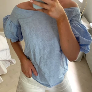 Så fin blå blus med puffärm från Hm - Så fin blå offshoulder blus med puffärm från Hm, strl 38 men passar även 36. I väldigt bra skick!
