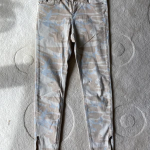 Maison Scotch  - Mide Rise skinny Jeans, snygga och även sköna jeans med så bra kvalitet. Endast använt 1 gång och tyvärr blivit för små för mig. Köpta för ca 900kr. Pris kan diskuteras!