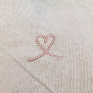 det här är en rosa t shirt från H&M DIVIDED. 💕 väl använd men fortfarande i väldigt bra skick💞 jag stryker självklart innan jag skickar iväg✨ nypris var 100kr tror jag. säljer denna för 25kr + 30kr frakt 🤍 passar allt från XXS-S