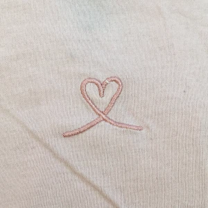 Rosa t-shirt strl XXS-S - det här är en rosa t shirt från H&M DIVIDED. 💕 väl använd men fortfarande i väldigt bra skick💞 jag stryker självklart innan jag skickar iväg✨ nypris var 100kr tror jag. säljer denna för 25kr + 30kr frakt 🤍 passar allt från XXS-S