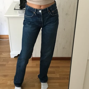 Zara jeans - Säljer dessa super fina Mid Rise jeans från zara💗 jeansen är i stolek 38 och har en mörkblå tvätt! Använt ett fåtal gånger eftersom dem tyvärr är för stora för mig! Köparen står för frakten, 60kr Skriv till mig om ni funderar över något💓