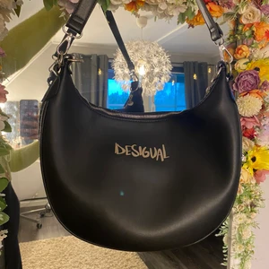 Desigual väska - Super skick, köpare står för frakt!🥰