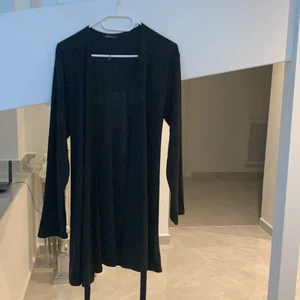 Svart cardigan  - En oanvänd svart cardigan med bälte
