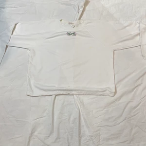 Vintage sweatshirt, broderat tryck - Storlek S - M. Riktigt bra skick, förutom två fläckar, som knappt syns. Högsta bud får tröjan. Köparen står för frakten. Kan mötas upp i Sundsvall!