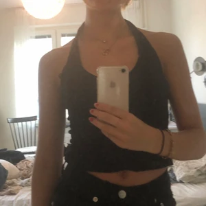 Linne - Jättesnyggt svart linne med öppen rygg ifrån even&odd! Kan mötas upp i Stockholm annars kostar frakten!