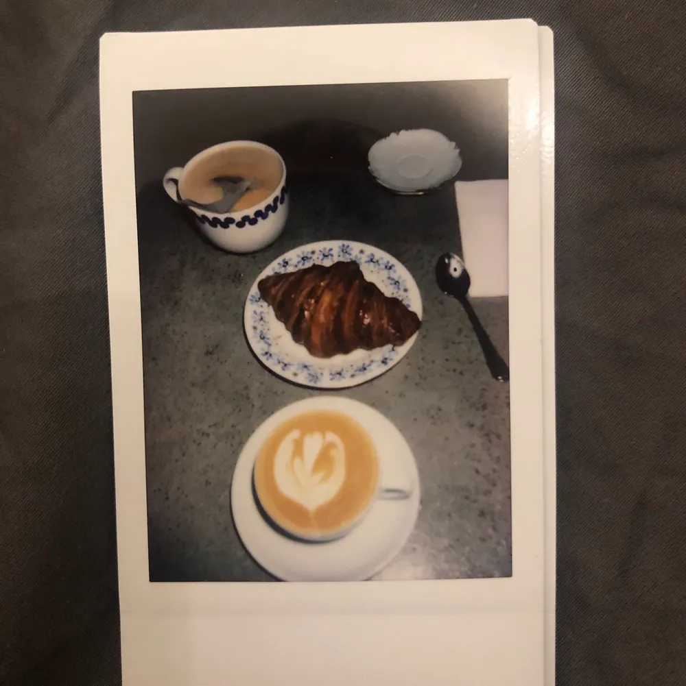 En Instax mini 9 Polaroid kamera. Jag säljer denna pga att jag köpt en analog kamera. Jag har även film till kameran!<3. Övrigt.