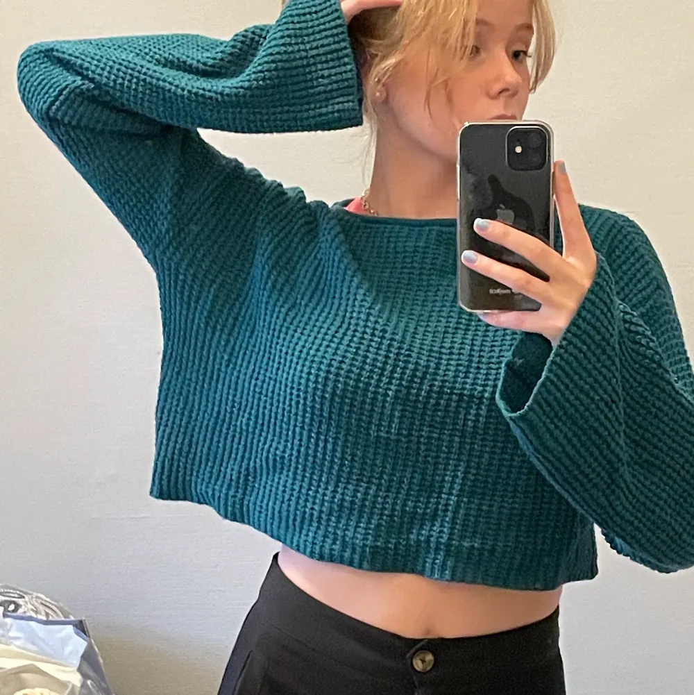 Superhärlig stickad mjuk crop top från NA-KD.💗💜. Stickat.