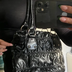 Svart väska - Skitsnygg väska!