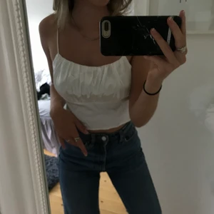 Satin Linne - Super fint Satin Linne, helt oanvänt och i bra material!! Säljer för att det är lite för stort för mig och ej kommit till användning💕 köparen står för frakten!! Buda i kommentarerna😊