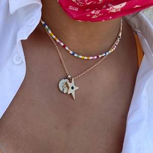 Pärlar handgjorda halsband med guldigt spänne🌼 kostar 95 - 120 kr + 15 kr frakt 💕 skriv vid intresse🍓