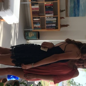 Mörkblå Klänning  - Säljer min jättefina klänning med söta detaljer på ❤️ Passar jätte fint ✨Köparen står för frakt som är inte inkluderat i prisen❤️‍🔥